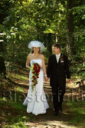 Hochzeitspaar-im-Klostergarten-Wienhausen-fotografiert