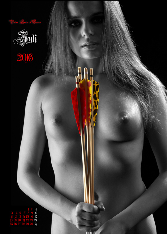 Bogen-Aktkalender-2016 | 07-2016-Beeck-feathers-in-nude-hands 