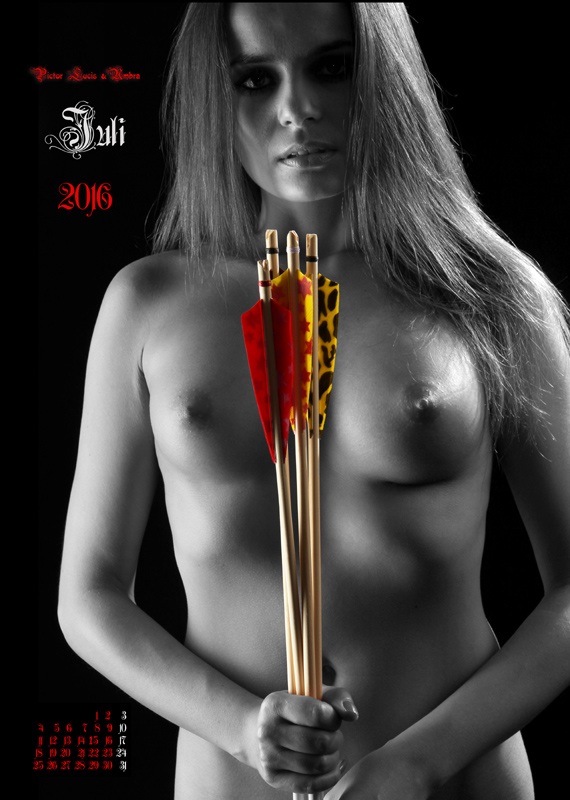 Bogen-Aktkalender-2016 | 07-2016-Beeck-feathers-in-nude-hands 